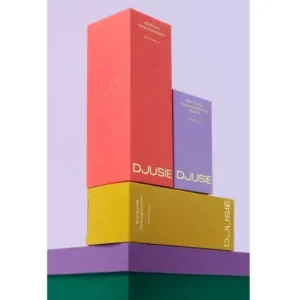 Cajas de productos Djusie en colores coral, lavanda y mostaza, con diseño minimalista y tipografía dorada sobre un fondo lila claro.